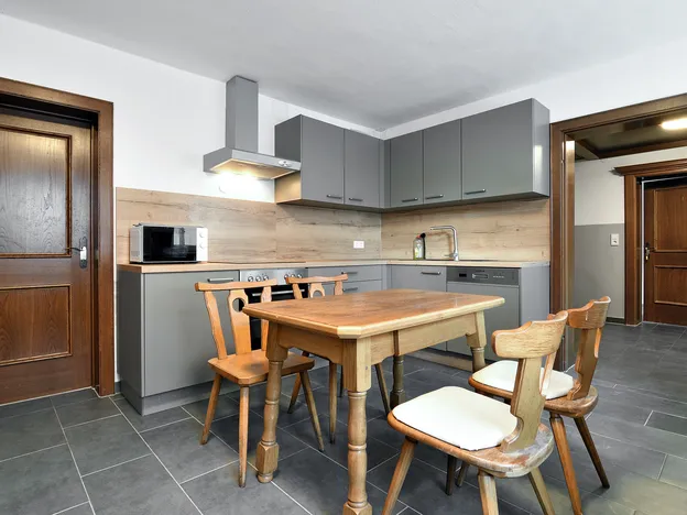 60 Betten ganzes Haus oder Apartments + Linz-Wels-Steyr-Umgebung mit Parkplatz, TOP Lage!