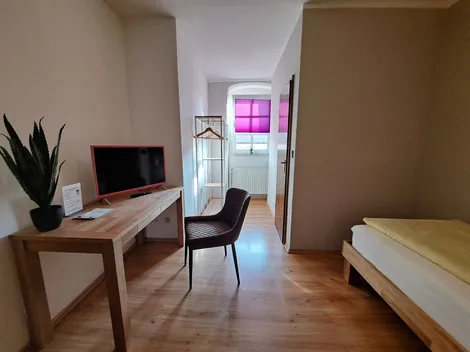 Hotel zum Hirsch - HOTEL & WOHNUNGEN für MONTEURE - Frühstück ab 6 Uhr - Selbstversorgerküche - 2