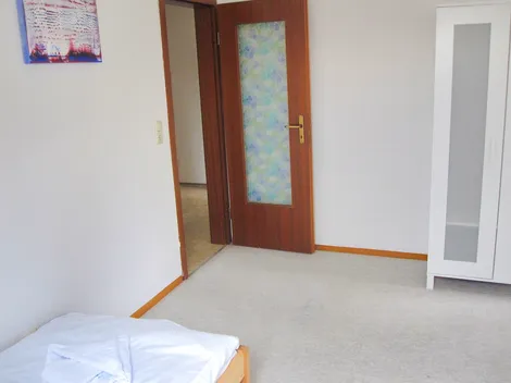 Helles 3-Bett-Zimmer in einer 4-Zimmer-WG-Wohnung (ID 219/WE5/Z3)