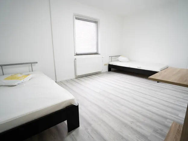 2 frisch renovierte Wohnungen mit schönem Garten und super Anbindung