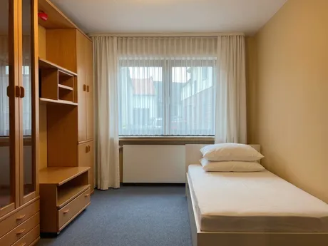 55597 Landkreis Alzey-Worms - KWATERA24 | Monteurwohnung | Wöllstein | 1-4 Personen | WIFI & Parken | 24/7h