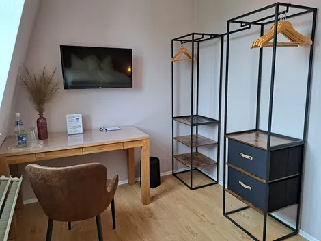 Hotel zum Hirsch - HOTEL & WOHNUNGEN für MONTEURE - Frühstück ab 6 Uhr - Selbstversorgerküche - 6