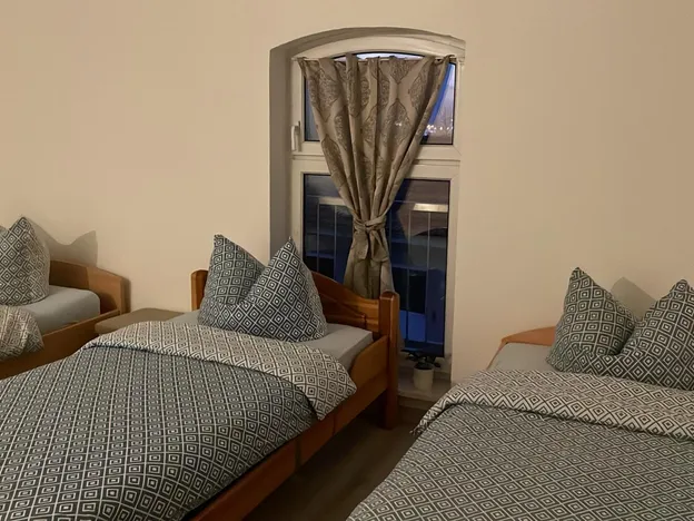 Monteur Unterkünfte Wohnung oder Haus eigene Küche Bad Wifi 1-15 Personen