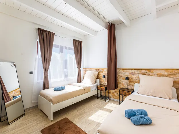 Große Firmenunterkunft, 150 qm, 8 Gäste, 4 Schlafzimmer, 2 Bäder, 24 qm Terrasse mit Grillplatz, 2 Parkplätze