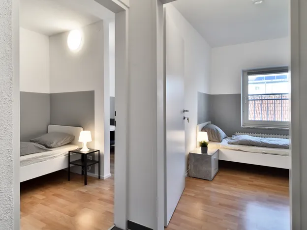 60 Betten ganzes Haus oder Apartments + Linz-Wels-Steyr-Umgebung mit Parkplatz, TOP Lage!