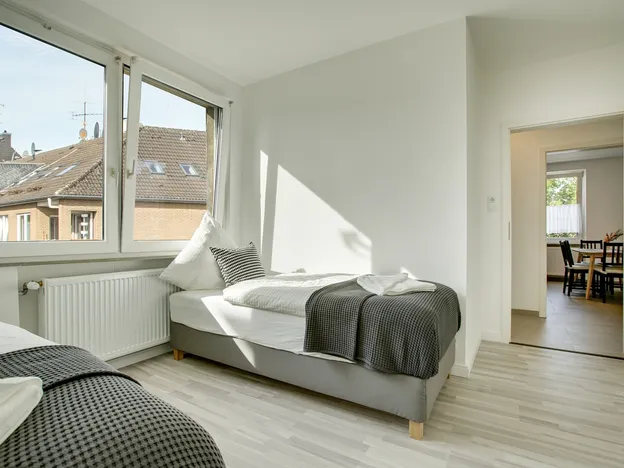 Monteurwohnung Mindestmietzeit: 3 Monate/ Fitter Apartment Minimum rental period: 3 months, 16 €