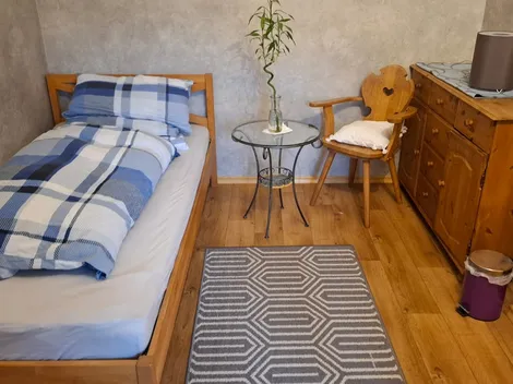 1-Bett-Zimmer 15 qm, mit Küchenausstattung, zwischen Simbach und Pfarrkirchen, jeweils ca. 9 km, Einödhof,