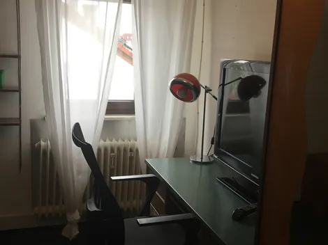 möbliertes Zimmer