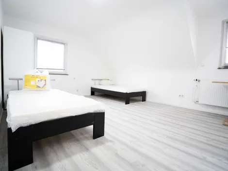 2 frisch renovierte Wohnungen mit schönem Garten und super Anbindung - 4