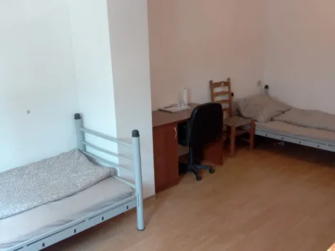 Dom jednorodzinny z 5-ma sypialniami, 3-ma łazienkami, kuchnia wspólna, salon, parking