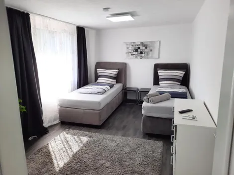4 Zi-Wohnung vollmöbliert / bis 10 Personen