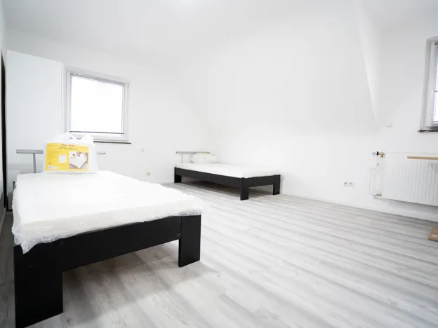 2 frisch renovierte Wohnungen mit schönem Garten und super Anbindung