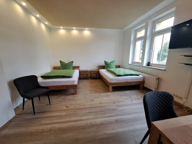 Hotel zum Hirsch - HOTEL & WOHNUNGEN für MONTEURE - Frühstück ab 6 Uhr - Selbstversorgerküche