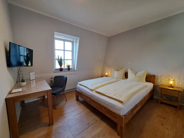 Hotel zum Hirsch - HOTEL & WOHNUNGEN für MONTEURE - Frühstück ab 6 Uhr - Selbstversorgerküche