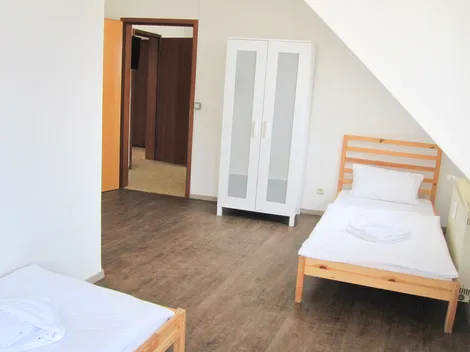 Helles 2-Bett-Zimmer in einer 4-Zimmer-WG-Wohnung (ID 219/WE5/Z1)