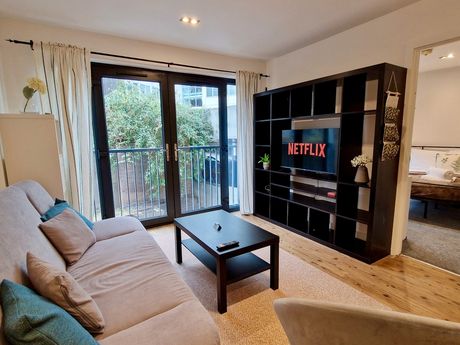 B4 6HU Birmingham - Spacious & Modern Apartment in City Centre with Balcony & Free Parking