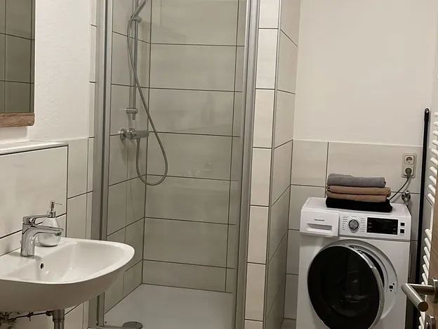 Monteur Unterkünfte Wohnung oder Haus eigene Küche Bad Wifi 1-15 Personen