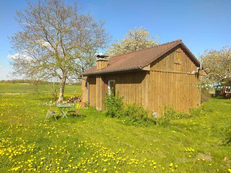 Holzhütte auf der grünen Wiese