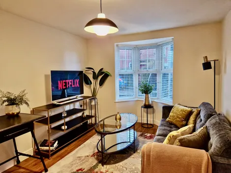 Spacious Luxury Serviced Apartment next to City Centre with Free Parking