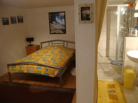 Gut gelegenes, praktisches Zimmer.