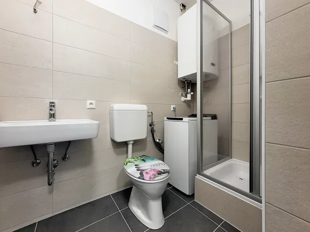 60 Betten ganzes Haus oder Apartments + Linz-Wels-Steyr-Umgebung mit Parkplatz, TOP Lage!