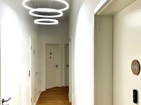 BASSWOODROOMS & APPARTMENTS  24/7 Telefonische Hotline - 4