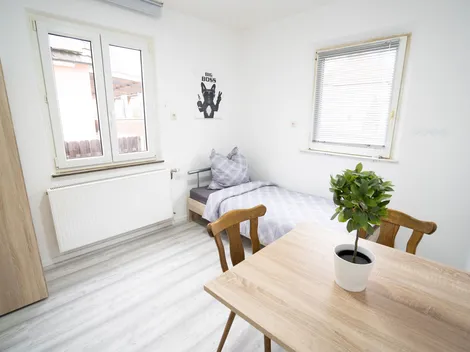 2 frisch renovierte Wohnungen mit schönem Garten und super Anbindung