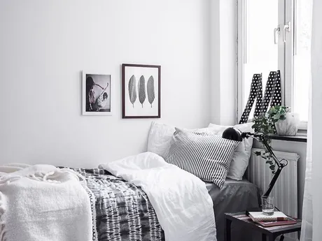 55246 Wiesbaden-Kostheim - Zimmer / Bett in Wiesbaden-Kostheim