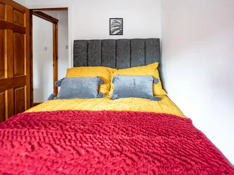 Large Comfy Dwelling, Garden, Parking, Kingswood