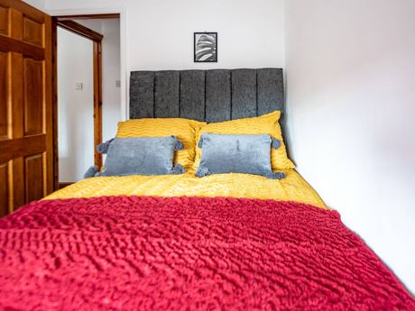 BS15 8BZ Bristol - Large Comfy Dwelling, Garden, Parking, Kingswood