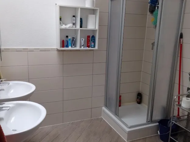 70 möblierte Zimmer / App. und Wohnungen
