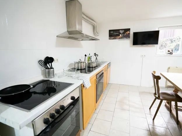 2 frisch renovierte Wohnungen mit schönem Garten und super Anbindung