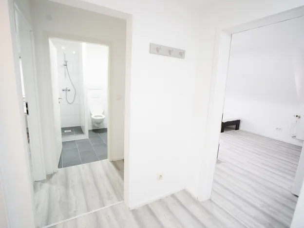 2 frisch renovierte Wohnungen mit schönem Garten und super Anbindung