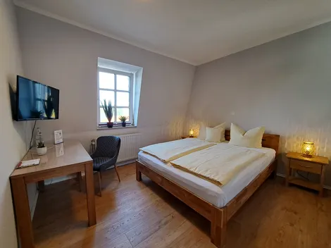 Hotel zum Hirsch - HOTEL & WOHNUNGEN für MONTEURE - Frühstück ab 6 Uhr - Selbstversorgerküche - 4