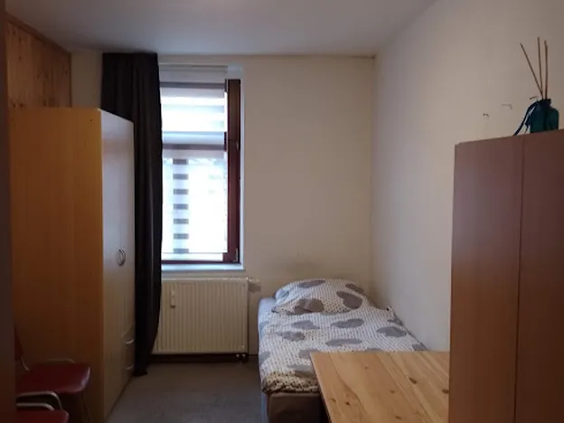 70 möblierte Zimmer / App. und Wohnungen