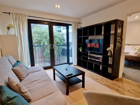 Spacious & Modern Apartment in City Centre with Balcony & Free Parking