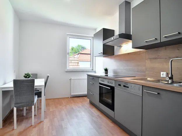 60 Betten ganzes Haus oder Apartments + Linz-Wels-Steyr-Umgebung mit Parkplatz, TOP Lage!